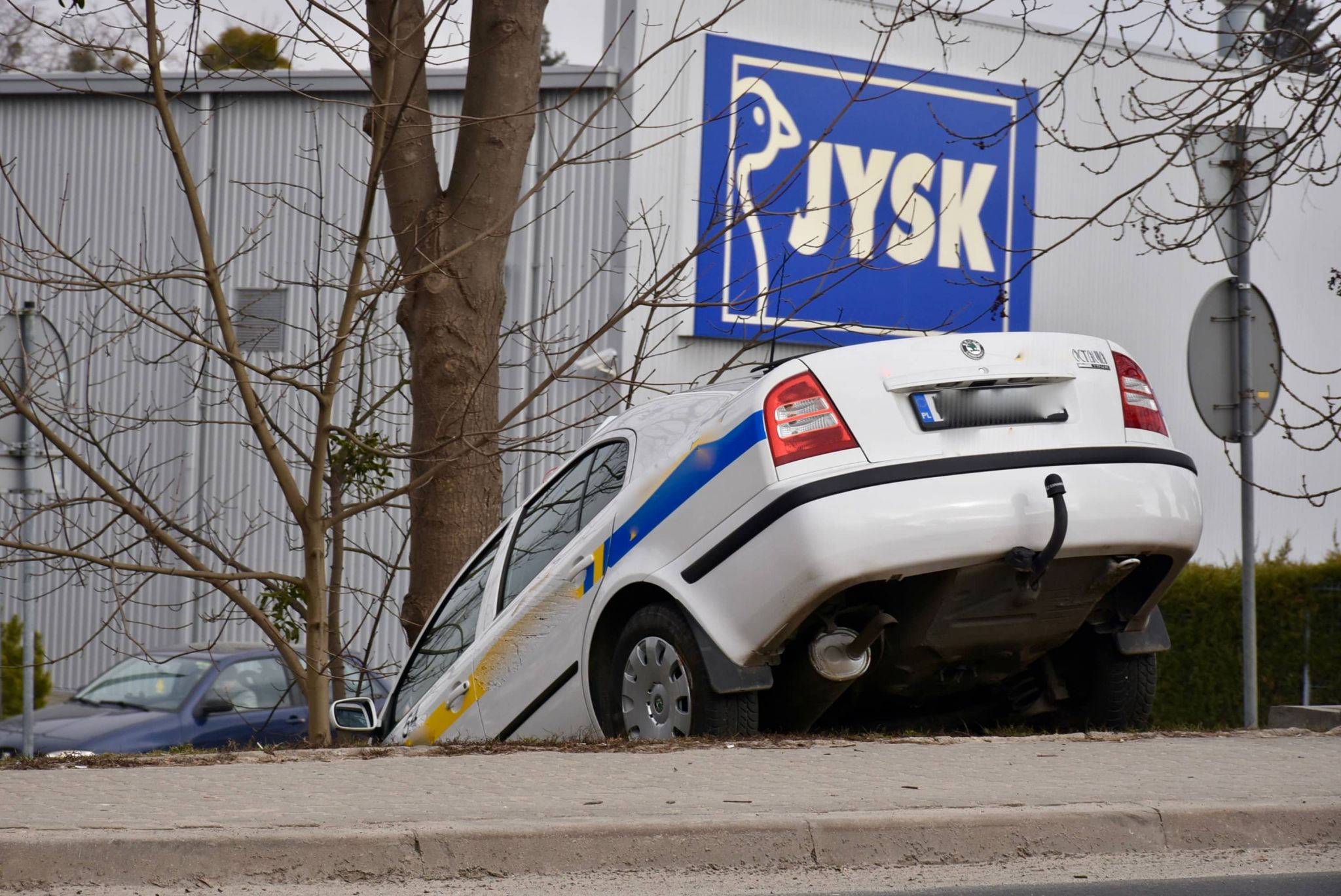 dsc 3515 Zamość: Uderzył taksówką w mur cmentarza