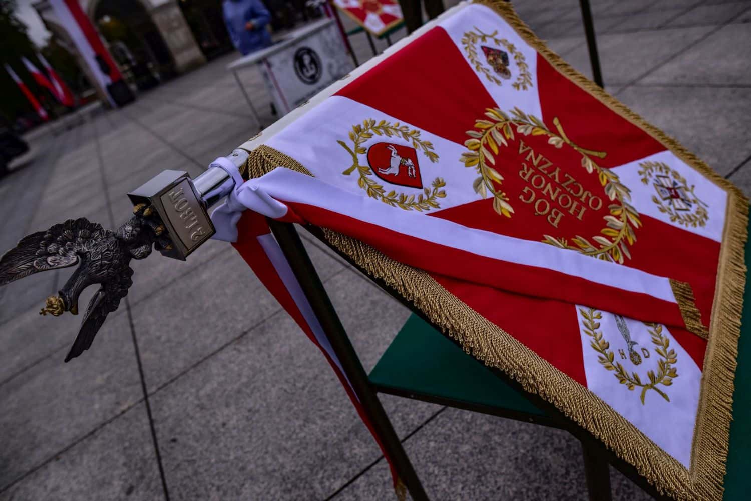 2 lbot sztandar 1 Prezydent Andrzej Duda wręczył sztandary wojskowe