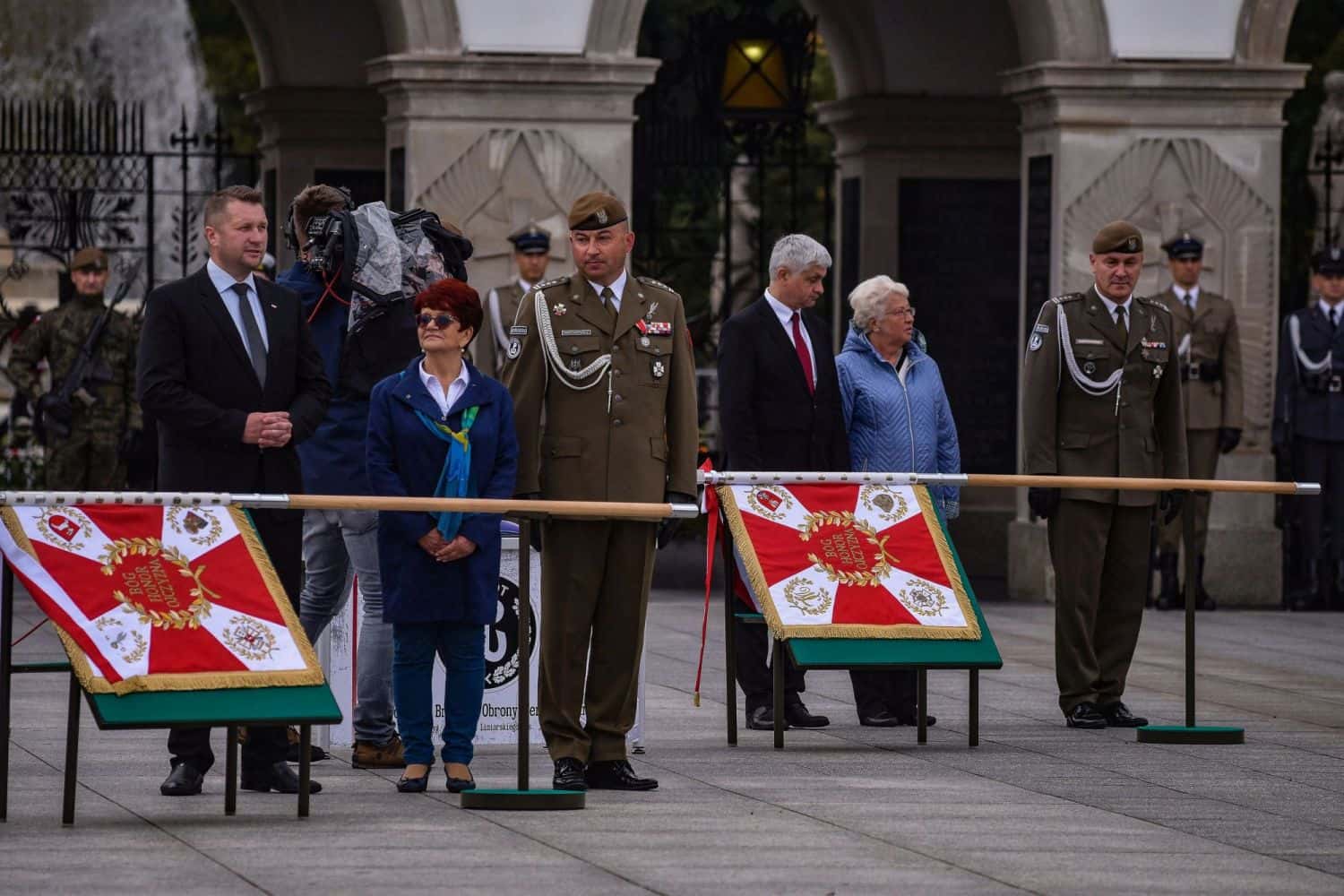 2 lbot sztandar 5 Prezydent Andrzej Duda wręczył sztandary wojskowe