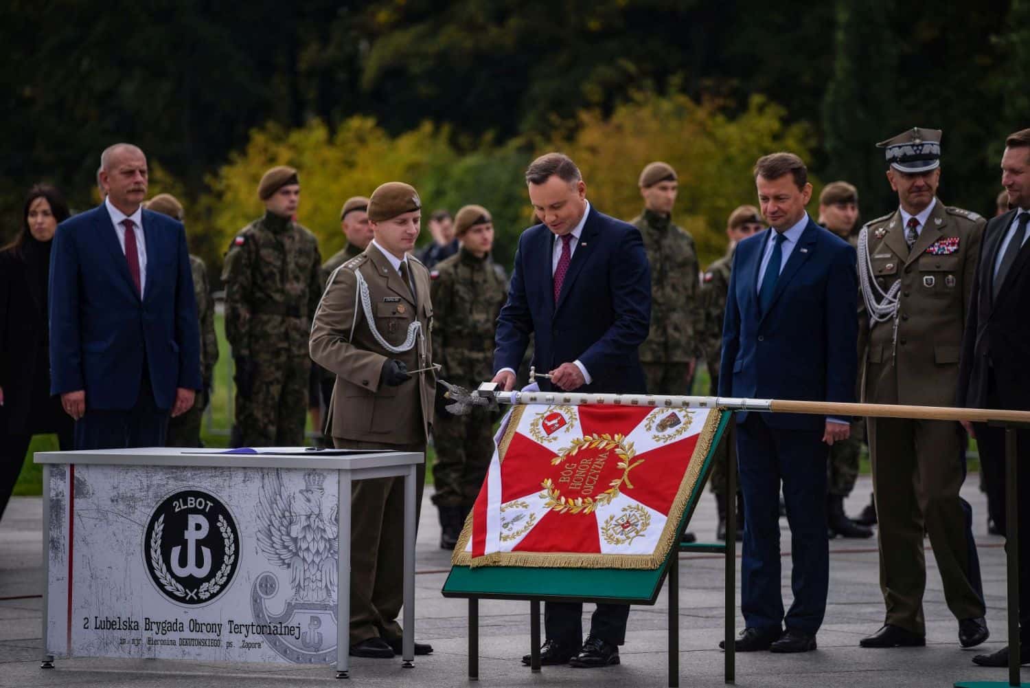 2 lbot sztandar 6 Prezydent Andrzej Duda wręczył sztandary wojskowe