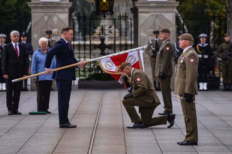 Prezydent Andrzej Duda wręczył sztandary wojskowe