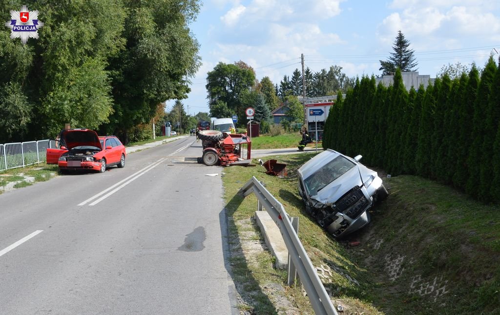 68 153812 Groźny wypadek z udziałem dwóch Audi i ciągnika