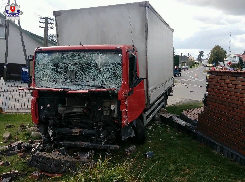 68 154819 Uszkodzona ciężarówka, trzy auta osobowe, ogrodzenie i znak drogowy