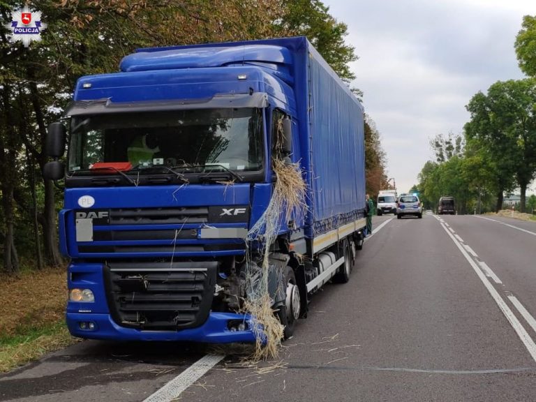 Zgubił na drodze bele słomy. Skutek – dwa rozbite auta, jedna osoba w szpitalu