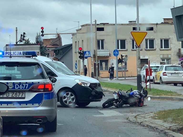 Zamość: Z ostatniej chwili! Samochód zderzył się z motocyklem [ZDJĘCIA]