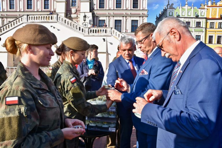 Tyle zniczy ilu zamordowanych w Katyniu (dużo zdjęć)