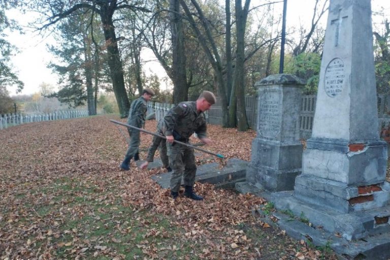 Terytorialsi pamiętają o bohaterach walk o niepodległość. Odwiedzają i porządkują ich groby, zapalają znicze