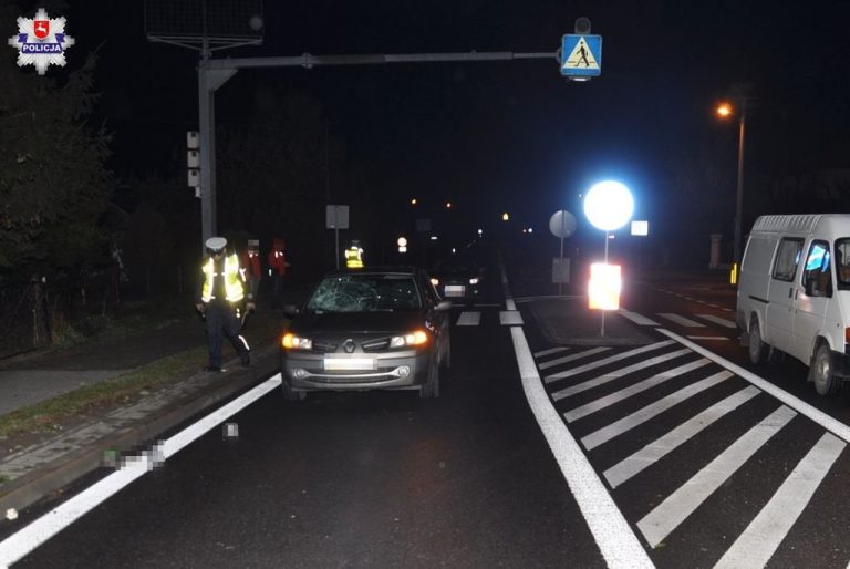 Przechodził przez jezdnię, został potrącony przez samochód.