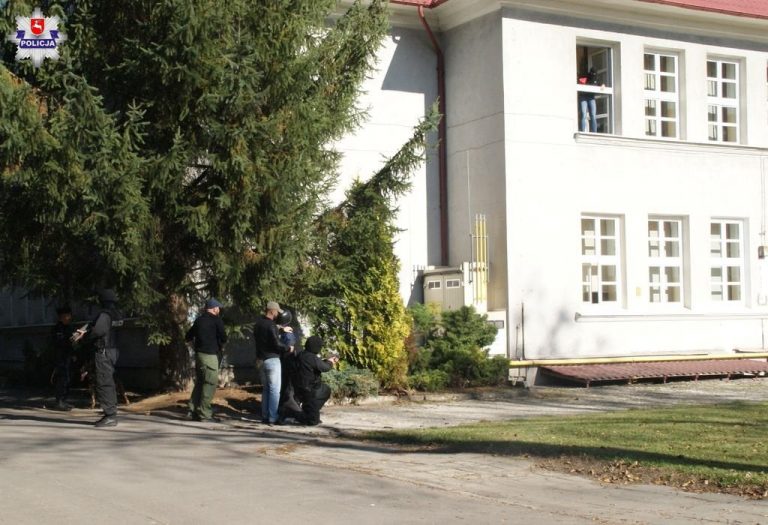 “Atak terrorystyczny” w “Rolniczaku”. Młoda kobieta wtargnęła do szkoły i groziła detonacją bomby