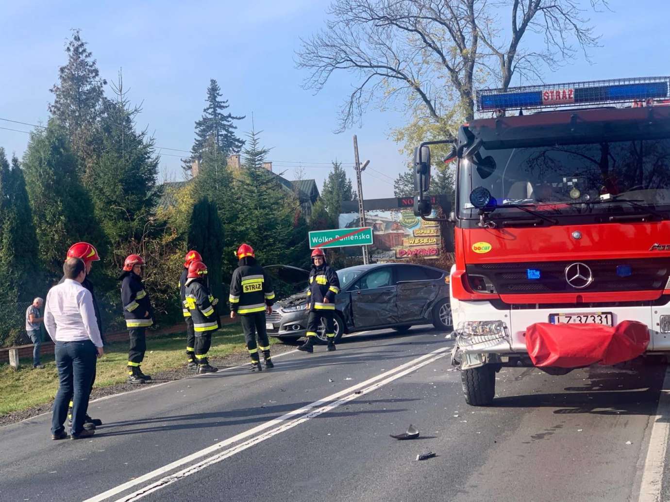 73249624 772663726518218 3781874297908232192 n Kalinowice: Wypadek na DK nr 17. Wóz strażacki zderzył się z osobówką