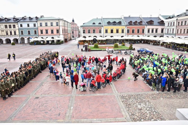 I LOVE GREEN. Happening Stowarzyszenia „Krok za Krokiem” na Rynku Wielkim [ZDJĘCIA]