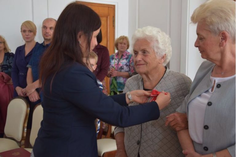 Halina Błaszczyk odznaczona Krzyżem Komandorskim Orderu Odrodzenia Polski.