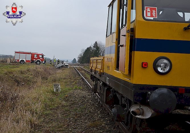 68 158340 Wjechał na tory i zderzył się z pojazdem szynowym (zdjęcia)