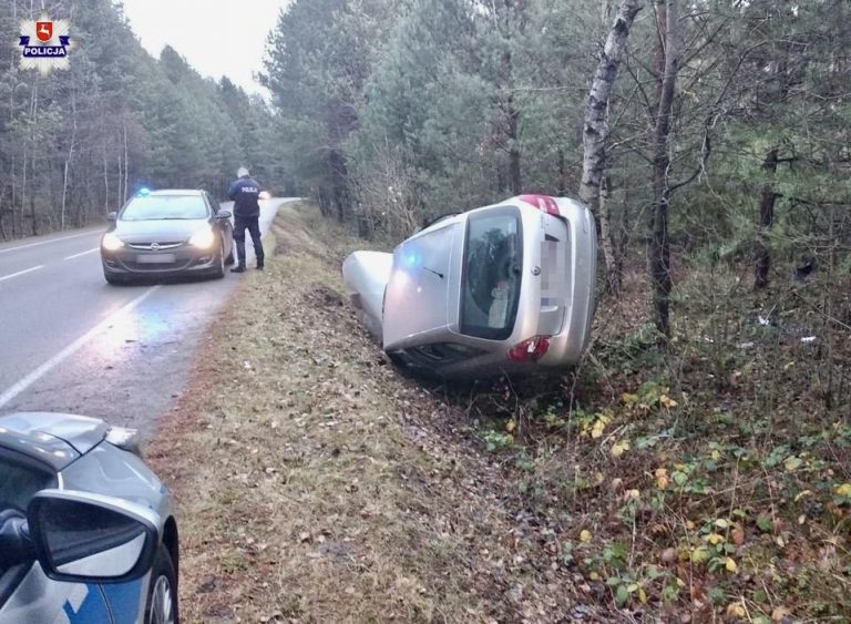 Kradzież telefonów, szaleńcza ucieczka, pościg i uderzenie w drzewo (zdjęcia)