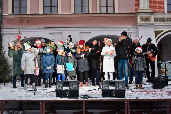 dsc 1210 696x465 1 Zamość: Wspólna Wigilia i kolędowanie na Rynku Wielkim