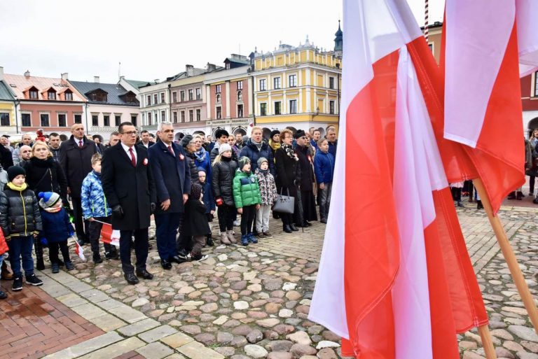 Wspólne śpiewanie Hymnu Narodowego w Zamościu
