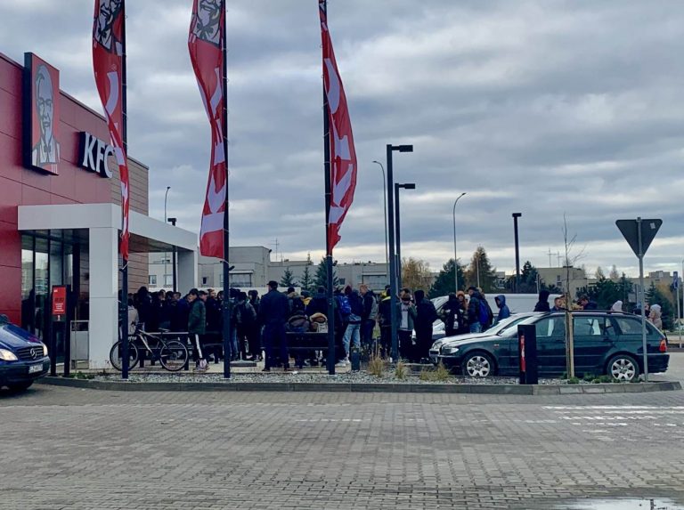 Restauracja KFC na godzinę przed pierwszym otwarciem (zdjęcia)