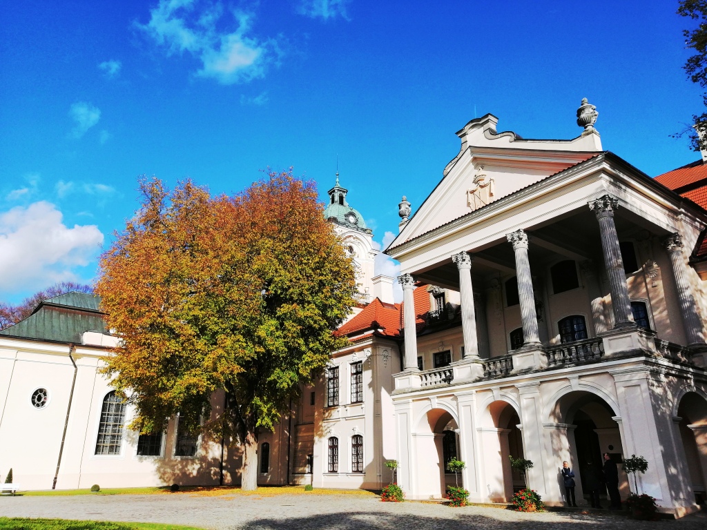 kozlowka 4 REGION: Cenne butelki z winem odkopano podczas prac remontowych w dawnej rezydencji Zamoyskich