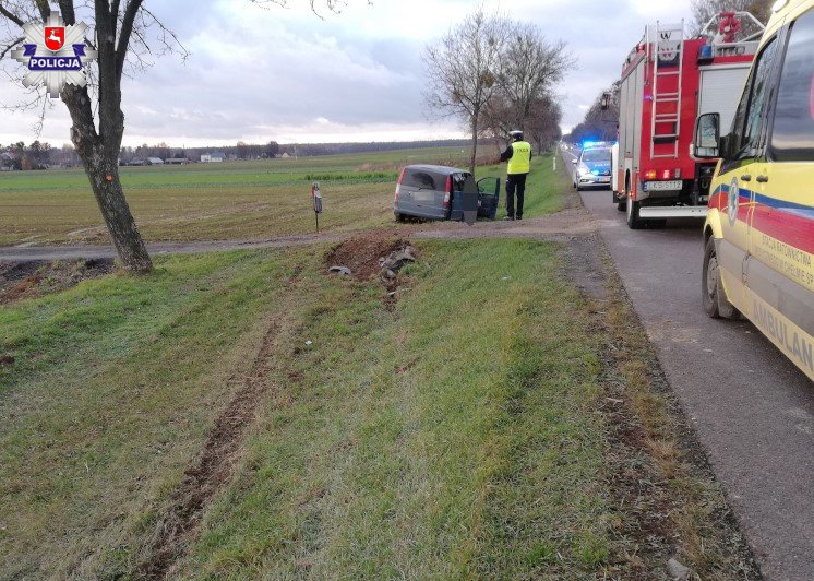 Zasnął za kierownicą i wjechał do rowu