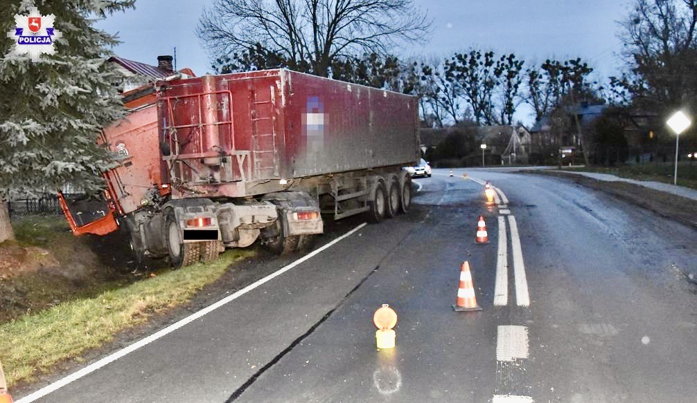 68 159762 Kierowca auta leżał obok pojazdu i posiadał obrażenia ciała.