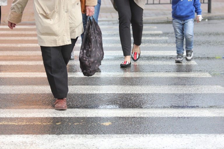 Rząd chce wprowadzić nowe przepisy, m.in.: pierwszeństwo dla pieszych przed wejściem na pasy.