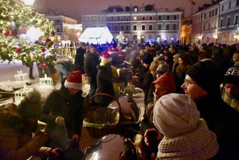 Wigilia na Rynku Wielkim w Zamościu. Będzie koncert kolęd i wigilijny poczęstunek [PROGRAM]