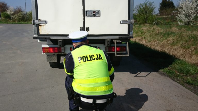 UWAGA! Dziś policja poluje na kopcące auta. Kierowcy tracą dowody rejestracyjne