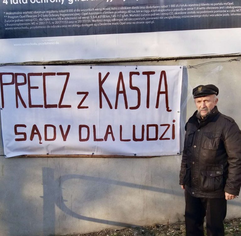 PRECZ z KASTĄ SĄDY DLA LUDZI – taki baner pojawił się w Zamościu