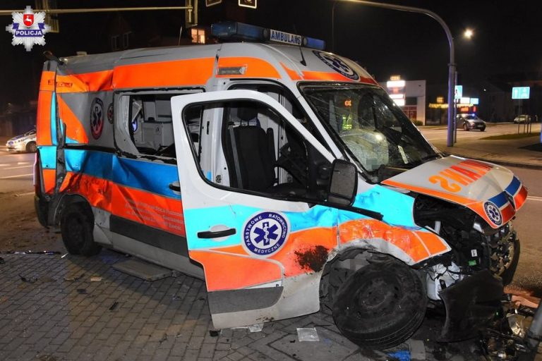 Poważny wypadek z udziałem karetki pogotowia