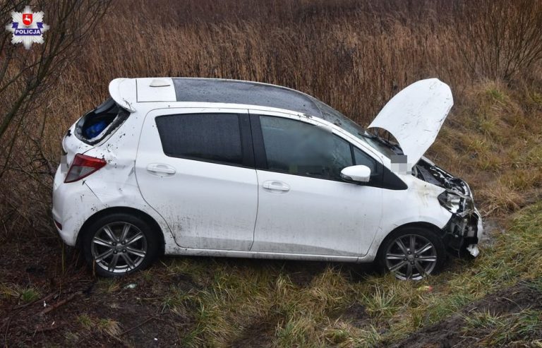 Dachowanie Toyoty po zderzeniu  z rowerem