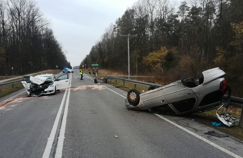 68 163498 Poważny wypadek na krajowej 17. Dwie osoby ranne