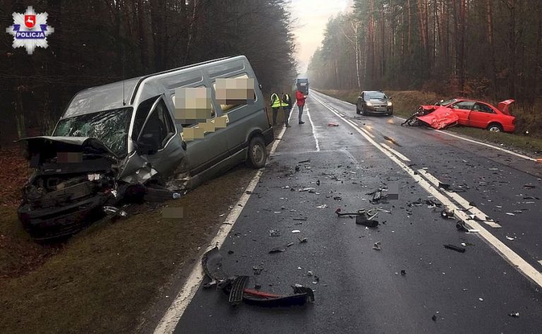 Czołowe zderzenie busa i Audi. Droga jest zablokowana!