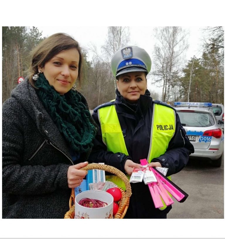 W akcji policjantom towarzyszą pracownicy Muzeum Zamoyskich w Kozłówce.