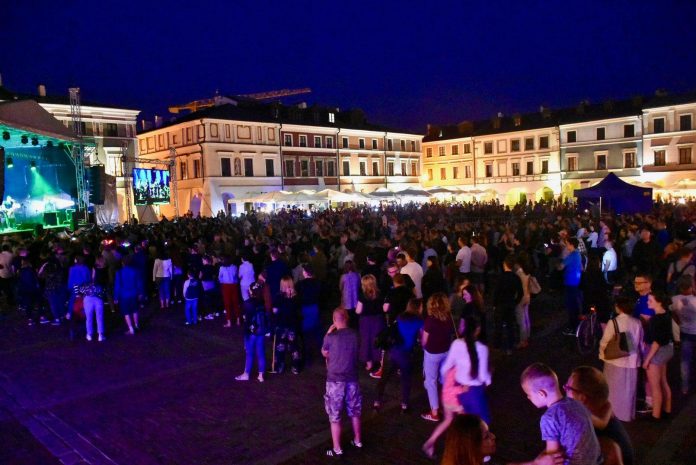 Z ostatniej chwili: Imprezy masowe w całym kraju odwołane. Decyzję ogłosił premier Morawiecki