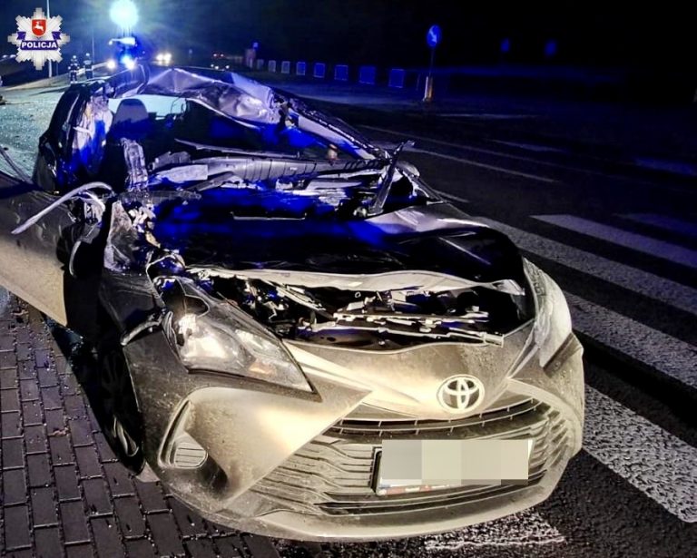 Zderzeniu Toyoty i ciągnika rolniczego przewożącego drewno