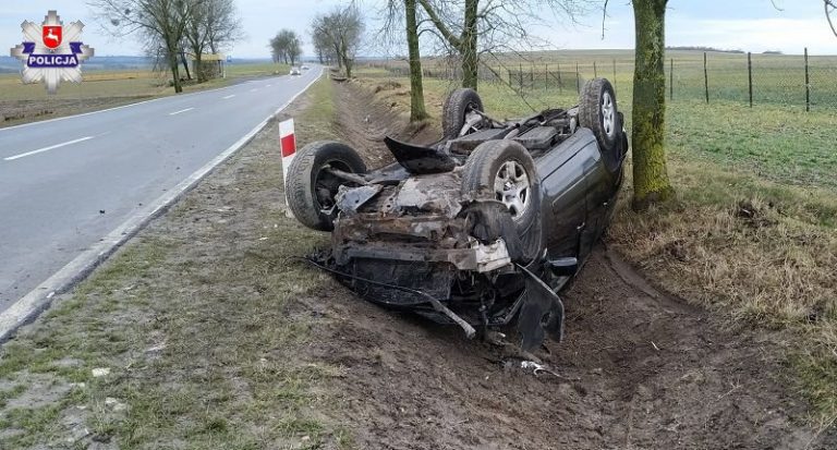 Groźne zdarzenie. 71 – latek dachował w rowie