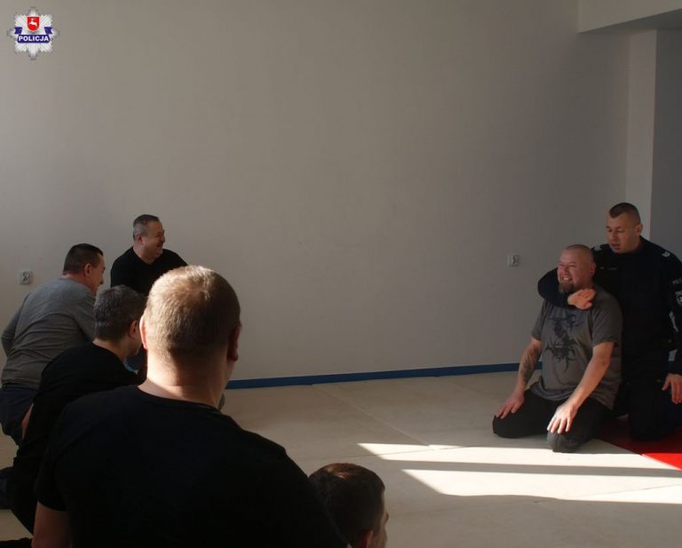 Zamość: Policjanci szkolili pracowników ochrony galerii handlowej