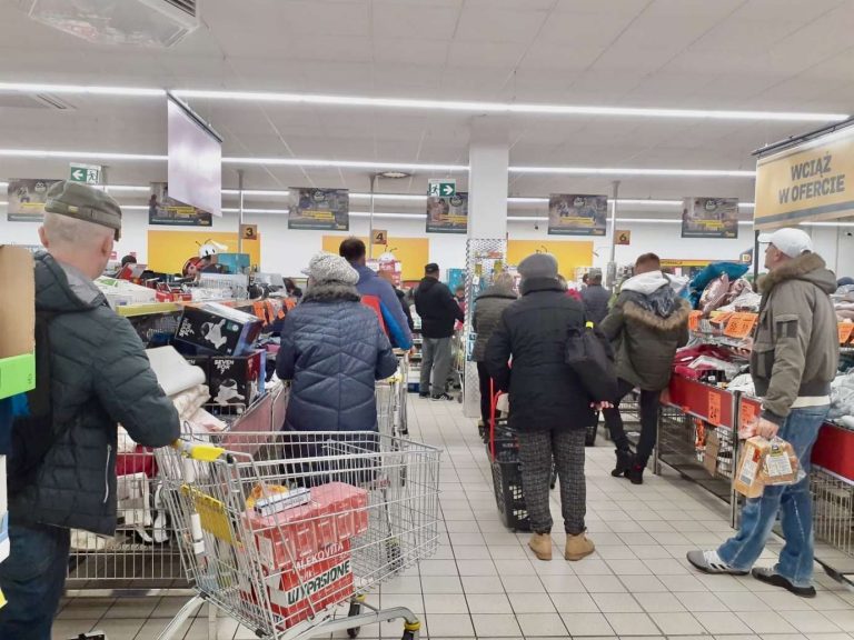 Tłumy w zamojskich marketach. Premier: nie ma potrzeby robienia zakupów na zapas.