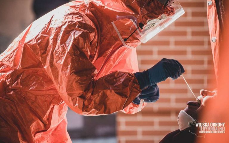 Terytorialsi pobierają wymazy na obecność COVID-19