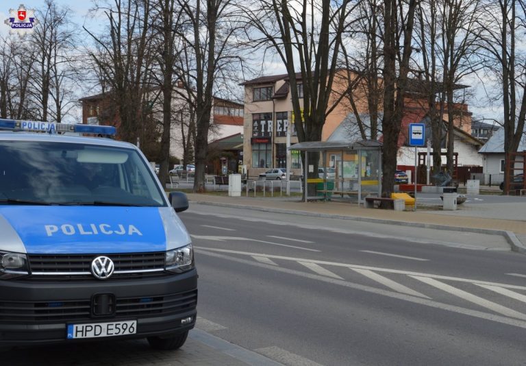 Wrócil z Włoch i złamał kwarantanne. Policja znalazła go w sklepie gdzie kupowal papierosy