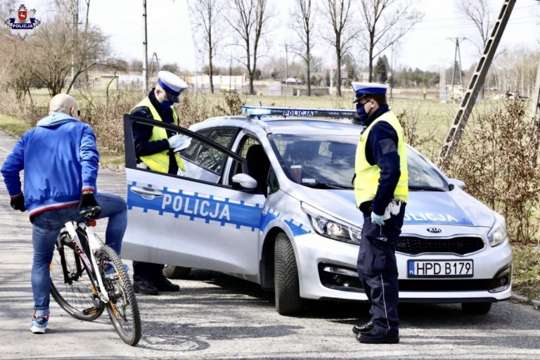 Sześciu mężczyzn spotkało się przy sklepie, aby porozmawiać. Kolejne mandaty za łamania zakazu gromadzenia się