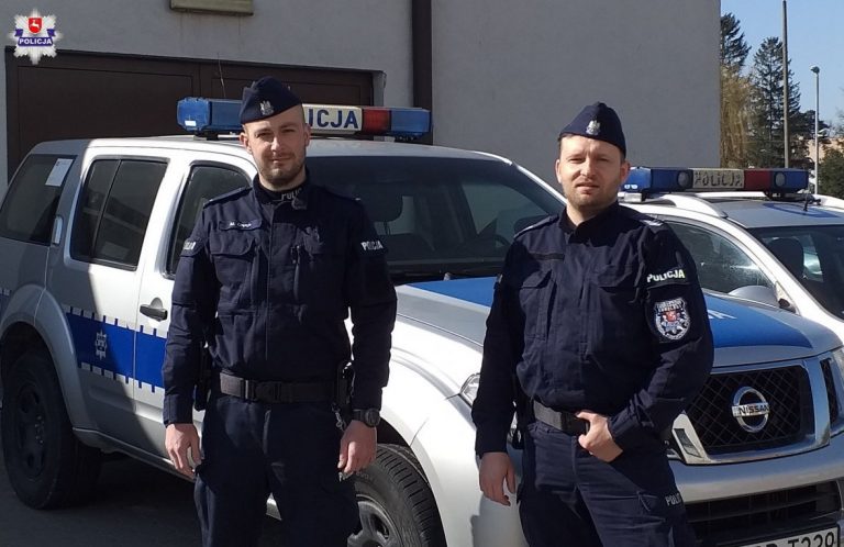 Policjanci wyważyli drzwi i wyprowadzili kobietę z zadymionego mieszkania