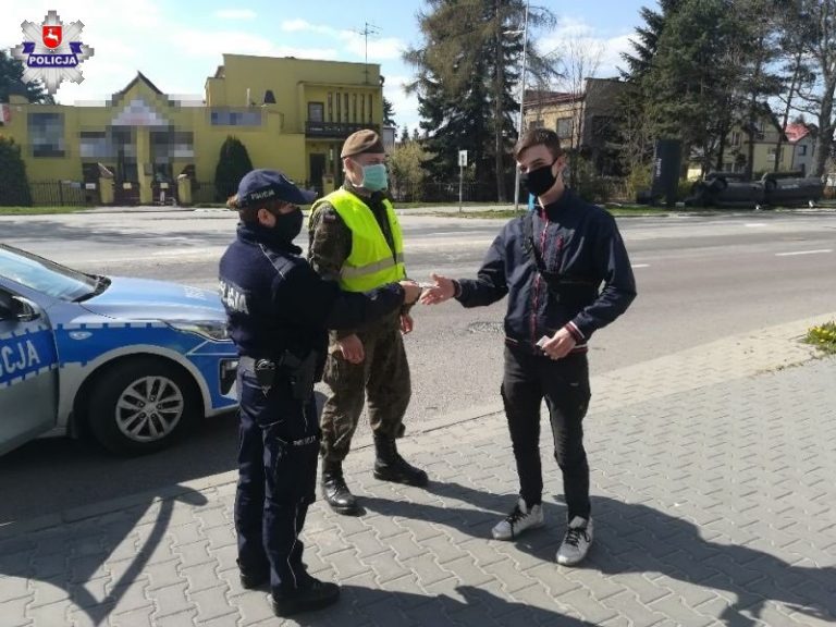 Policjanci rozdawali maseczki