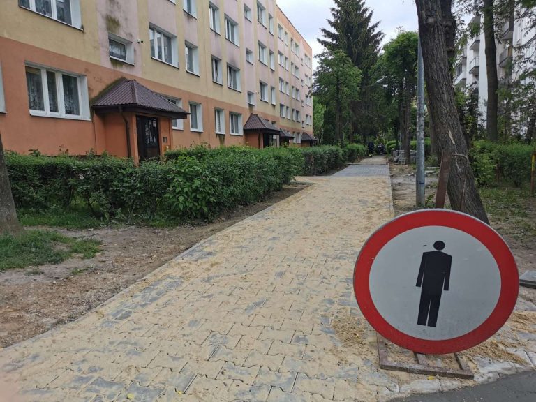 Zamość: Zmiany na osiedlach. Trzy chodniki prawie gotowe [ZDJĘCIA]