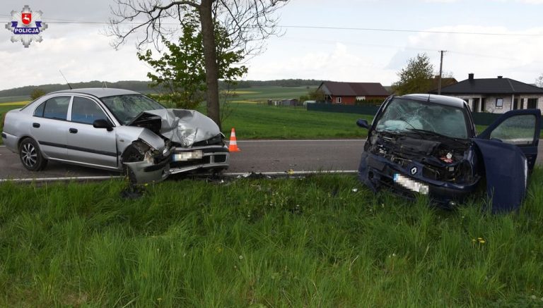 Wyprzedzał rowerzystkę. Czołowo zderzył się z innym autem.