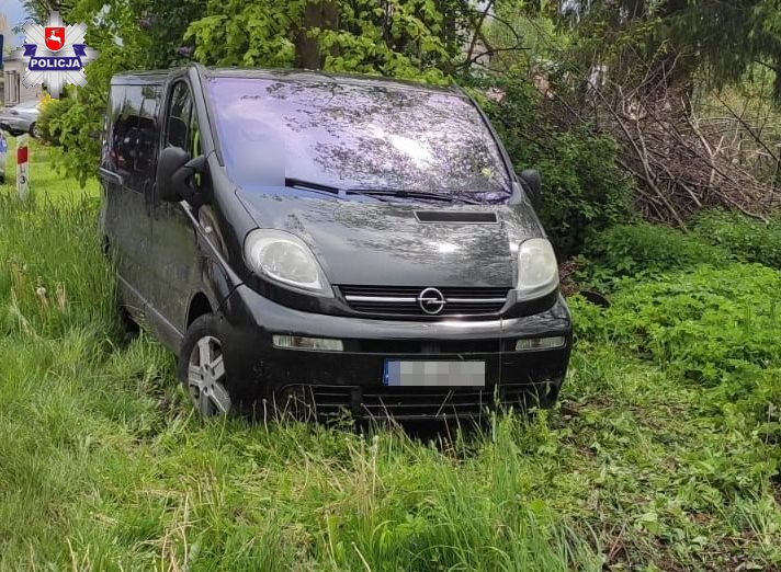 Wypadł z drogi i uderzył w drzewo