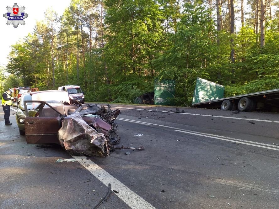 68 168215 Tragiczny wypadek na DK-17. Dwie osoby poniosły śmierć (zdjęcia)