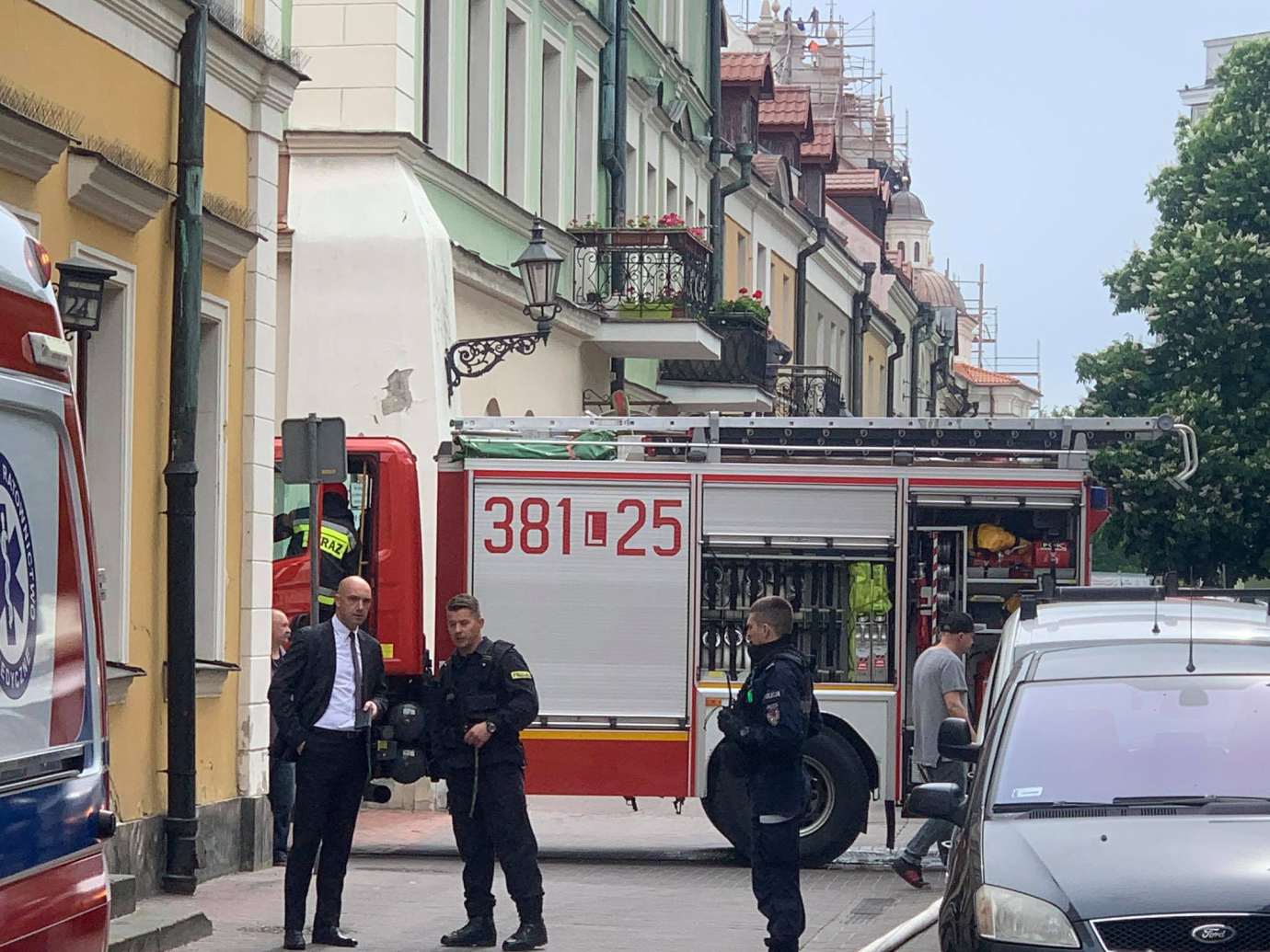 101626981 676963479703672 3078561033682419712 n Zamość: Pożar przy ul. Żeromskiego. Policjant ewakuował mężczyznę z zadymionego mieszkania