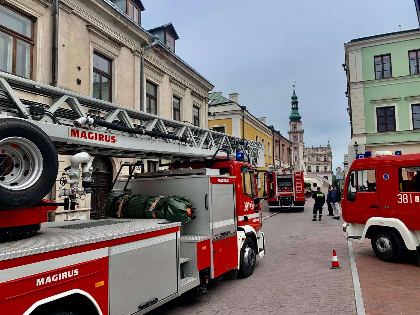 101691455 1768812393275914 2617133197921615872 n Policjant, który wczoraj z zadymionego mieszkania wydostał mężczyznę opuścił szpital (zdjęcia)