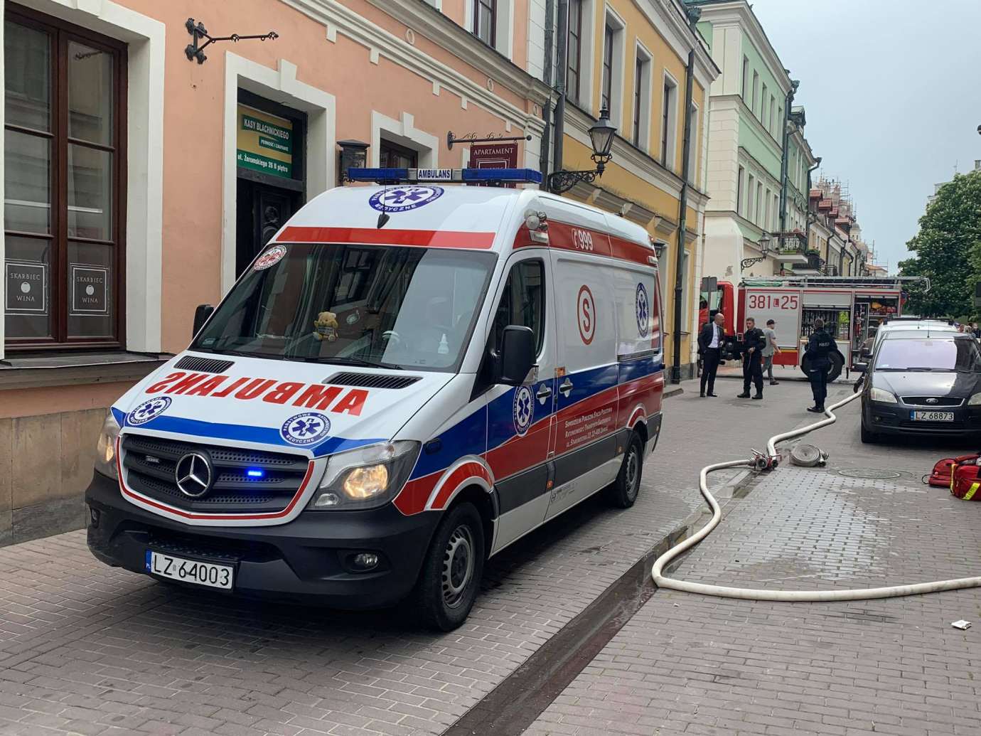 101741824 3015708568522553 3234073540248469504 n Zamość: Pożar przy ul. Żeromskiego. Policjant ewakuował mężczyznę z zadymionego mieszkania